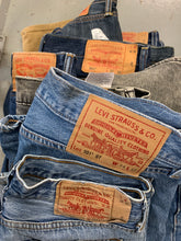 Load image into Gallery viewer, GRADE B LEVI'S JEANS - 30 PIECES
