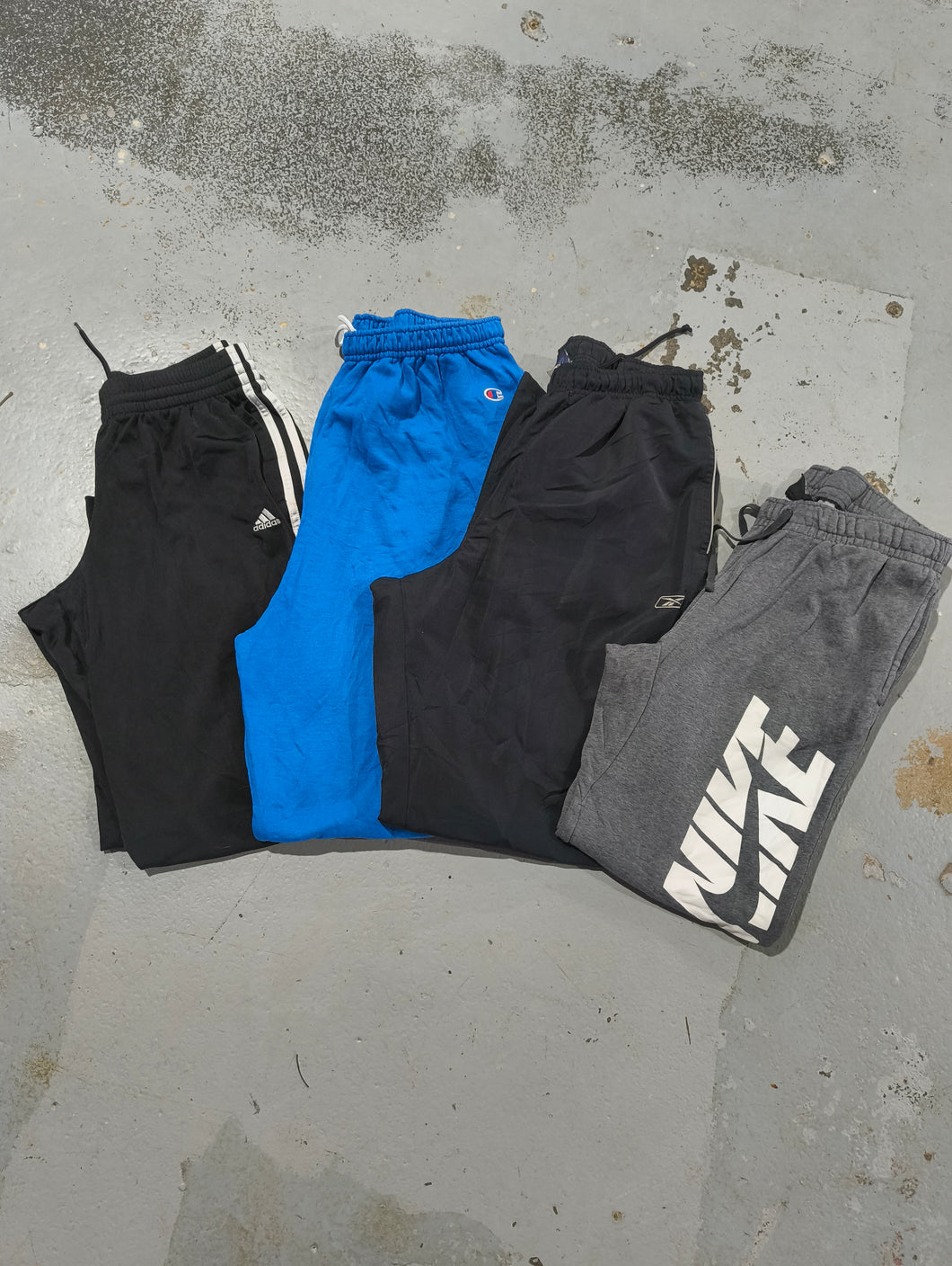 TRACK PANTS AND JOGGERS - 40 PIECES